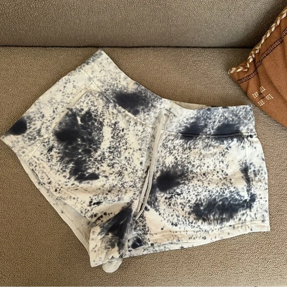 lululemon Inner Glow 3” shorts - Picture 3 of 6